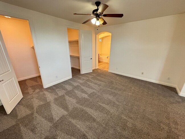 Building Photo - 10735 Knickerbocker Ave