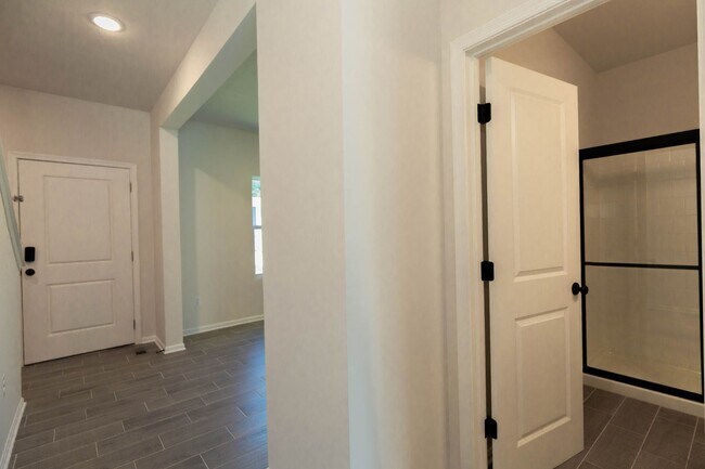 Building Photo - 4 Bed, 3 Bath, Single Family Home in Hedgesville, WV