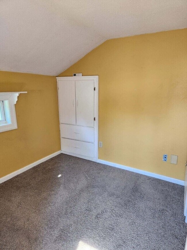 Building Photo - 811 W Peck St