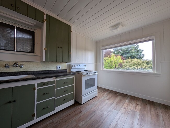Building Photo - Manette View Apartment For Rent! Will Not ...