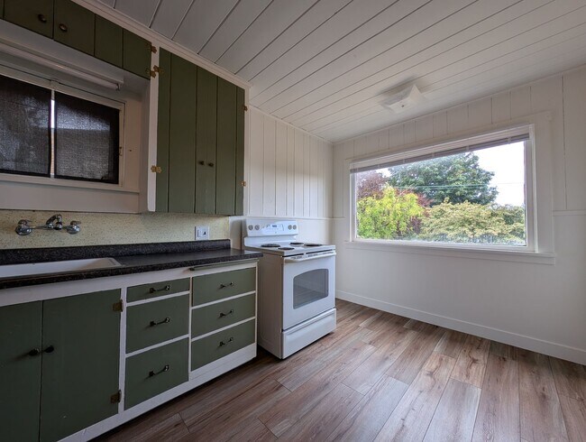 Building Photo - Manette View Apartment For Rent! Will Not Last Long! Available Now!