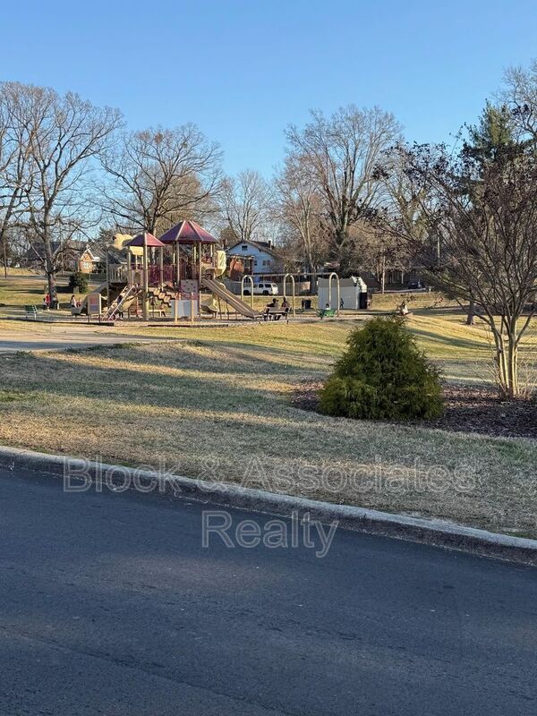Building Photo - 524 W Wainman Ave