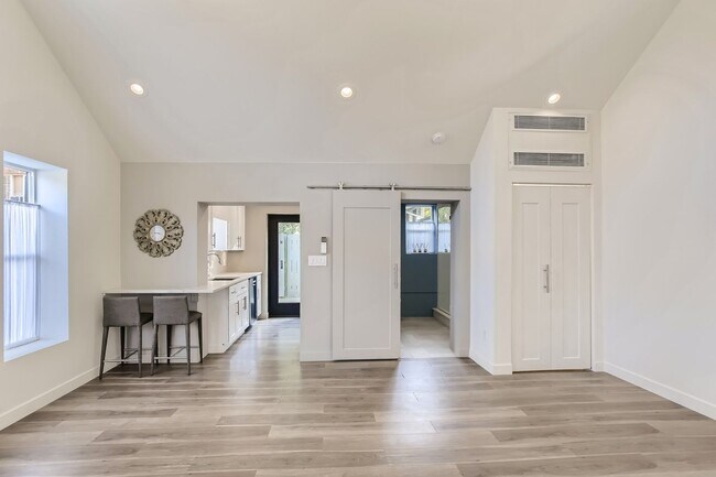 Building Photo - Congress Park – Beautiful High-End Studio