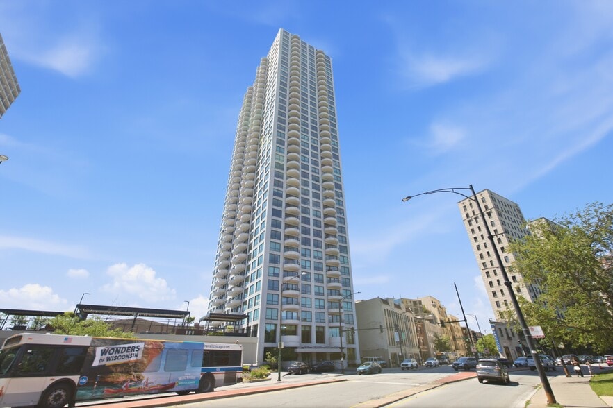 Building Photo - 2020 N Lincoln Park W