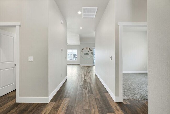 Building Photo - Beautiful Genoa Home