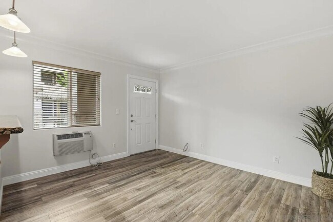 Building Photo - 800 N Mollison Ave