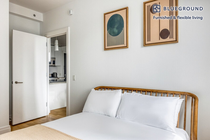 Building Photo - 550 W 54th St