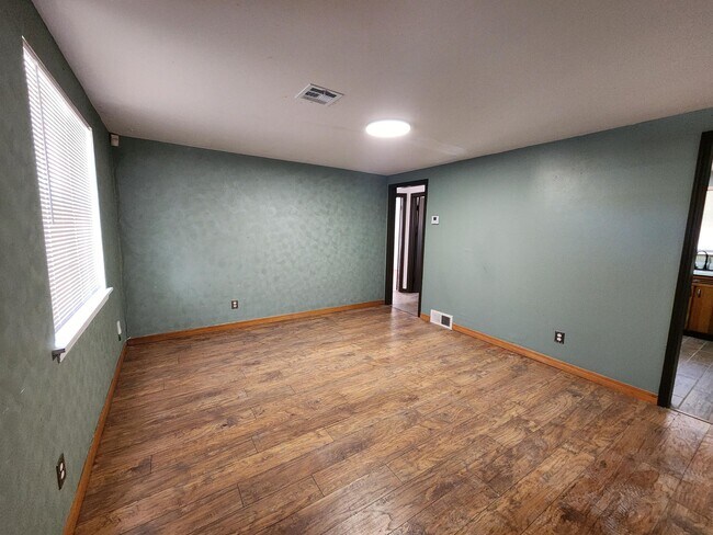 Building Photo - 2313 Trosper Pl