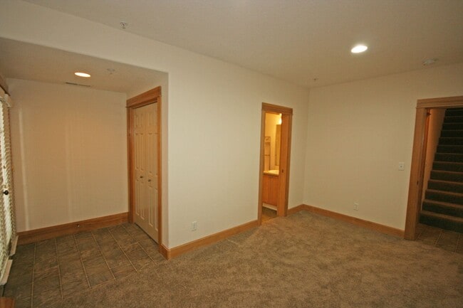 Building Photo - 3 bedroom 3.5 bath town home