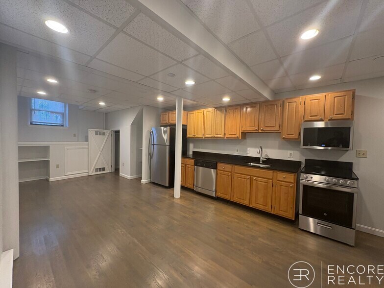 Building Photo - 77 Park Dr