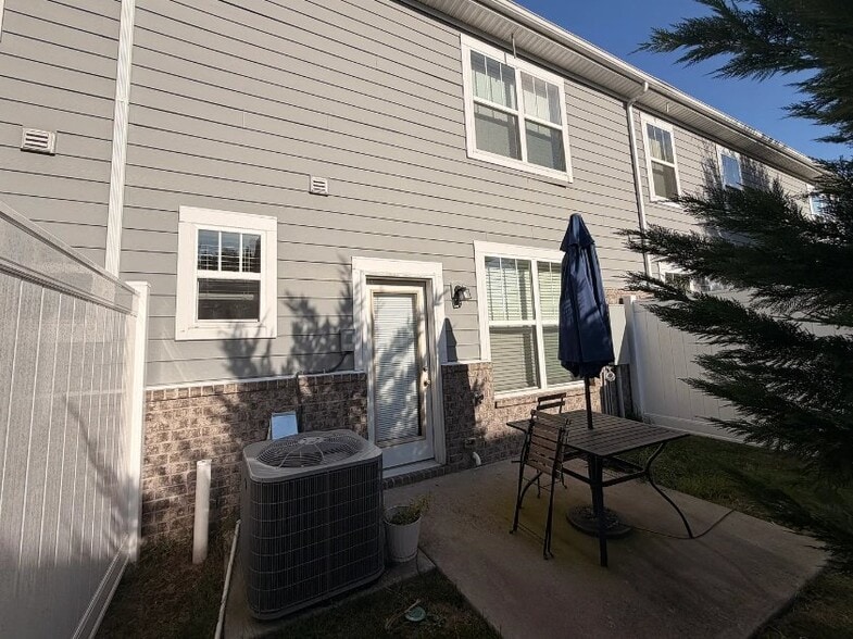 Building Photo - 1779 Frodo Wy