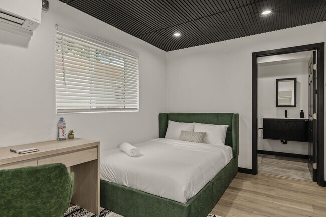 Building Photo - A 5 bedroom, 4 bathroom Fully Furnished Apartment at 1515 1/2 Selby Ave.