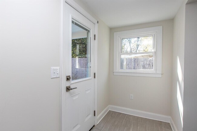 Building Photo - 564 Claymont Dr