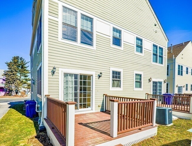 Building Photo - Spacious 3BR End-Unit Townhome with Finished Basement & Tandem Parking