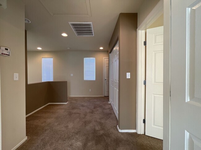 Building Photo - Spacious 3-Bedroom Home in the Northwest L...