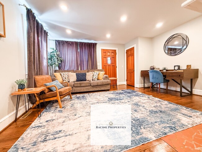 Building Photo - Furnished Two Bedroom Close to Downtown