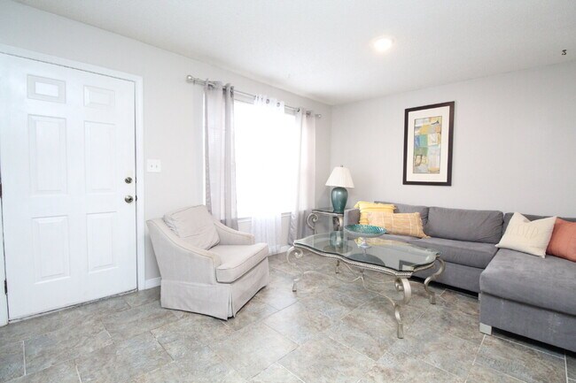 Building Photo - Updated 2BR/1.5BA End-Unit Townhome Near N...