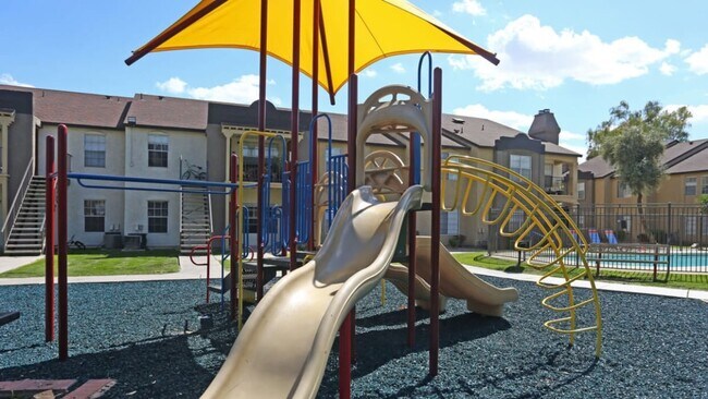 Building Photo - 250 S Elizabeth Way