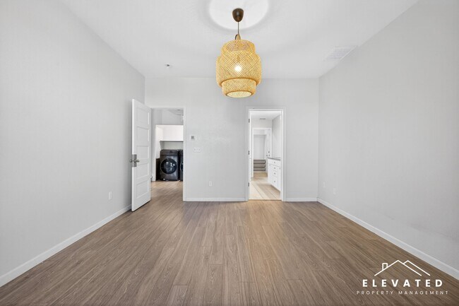 Building Photo - 611 Jade St