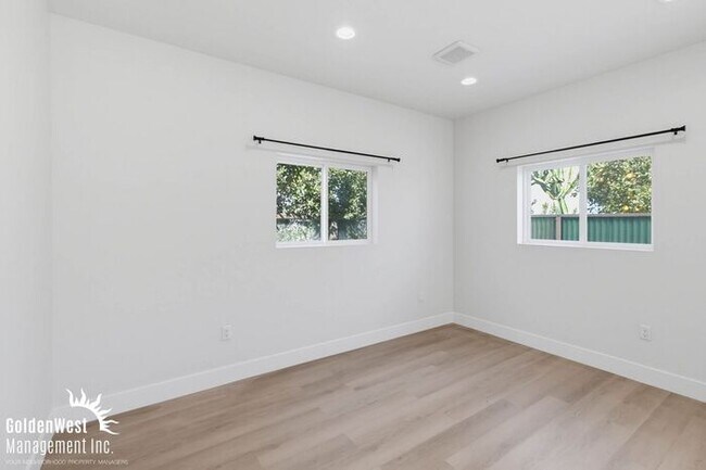 Building Photo - Beautifully Updated 1Bdm 1Ba Apartment with Private Rooftop Deck & Stunning Views!