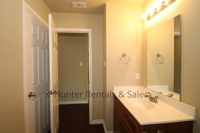 Building Photo - Airport and Texas A&M Central Texas Nearby!