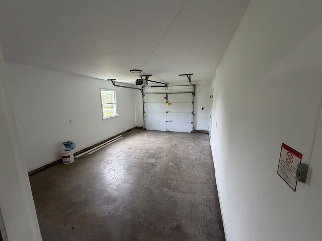 Building Photo - 3 Bedroom Rancher-Country Setting