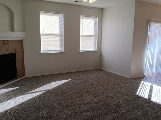 Building Photo - 3 Bedroom, 2 Bathroom Home! Available Soon!!