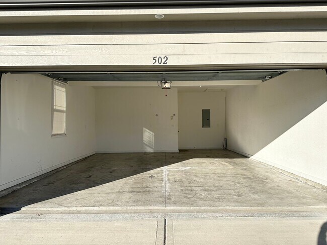 Building Photo - 502 SE Maple Dr