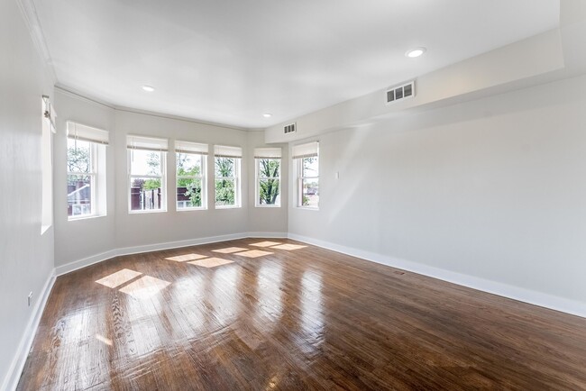 Building Photo - 1121 N Leclaire Ave