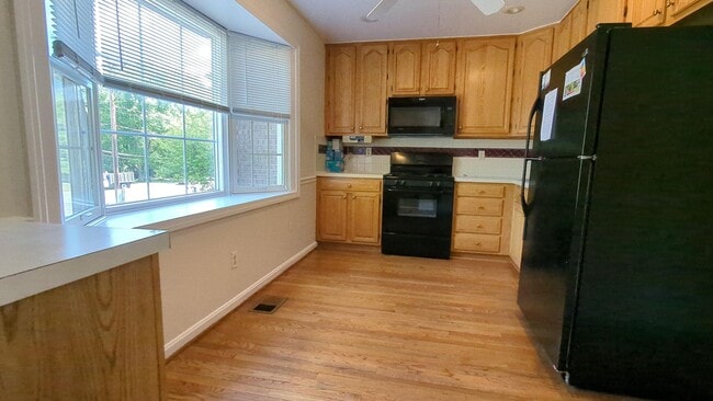 Building Photo - Classic 4 Bed 3.5 Bath Brick Townhome With...