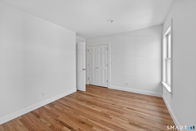 Building Photo - 136 Bank St