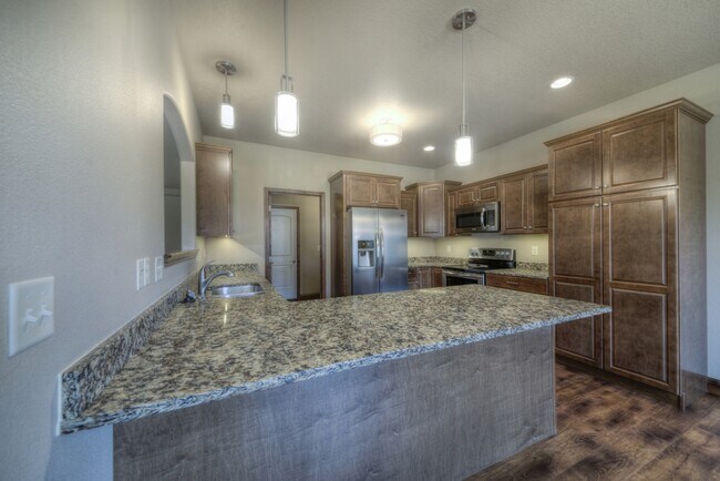 Building Photo - 2 BEDROOM | 2 BATH | DOUBLE GARAGE | SPACIOUS TOWNHOME