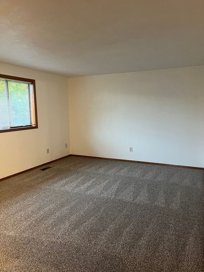 Building Photo - 3 Bedroom 2 Bath House