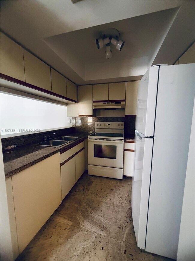 Building Photo - 8811 SW 123rd Ct