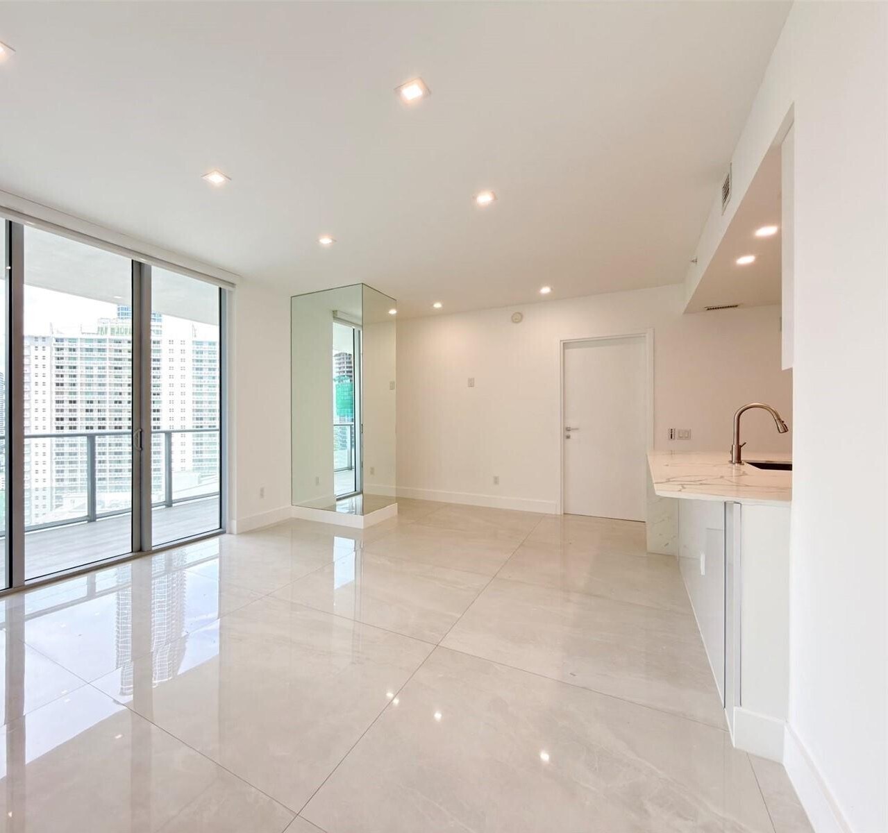 Building Photo - 1300 Brickell Bay Dr