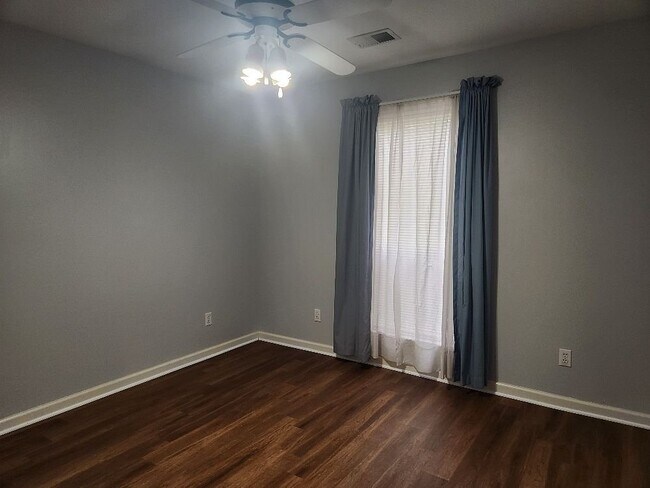 Building Photo - 214 Lees Cove