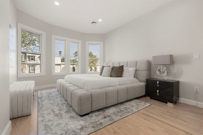 Building Photo - 587 E Broadway