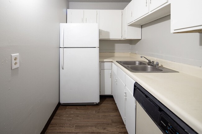 Building Photo - Spacious, affordable two bedroom townhouse just minutes from shopping and dining in Gastonia!