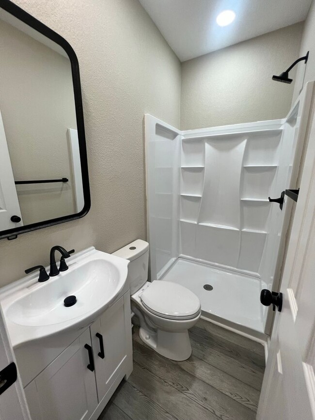 Building Photo - 3 Bed 2 Bath