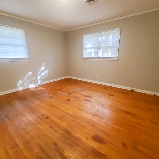 Building Photo - 3631 Royal Crest Dr