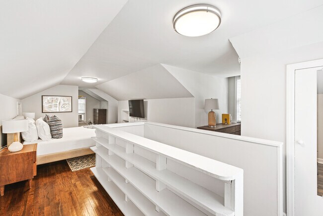 Building Photo - 919 Gilbert St SE