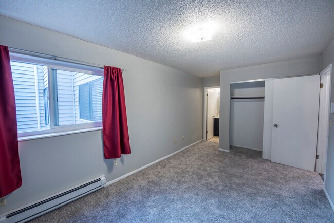 Building Photo - 2562 Thorndyke Ave W