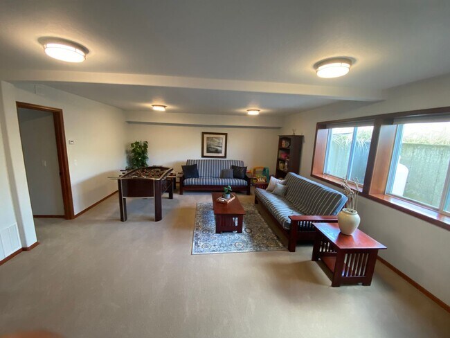 Building Photo - LONG BEACH VACATION HOME BY THE MONTH - VIEW & BEACH ACCESS