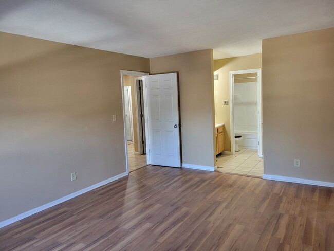 Building Photo - Efficient Townhome in Middletown