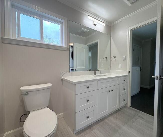 Building Photo - Updated 2 bedroom with in unit washer, dry...