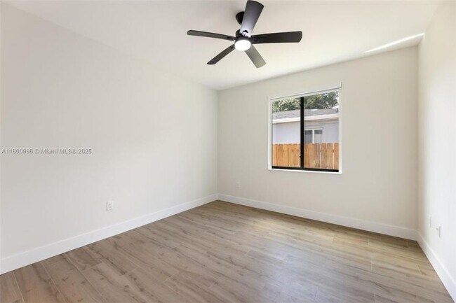 Building Photo - 3 bedroom in Miami FL 33150