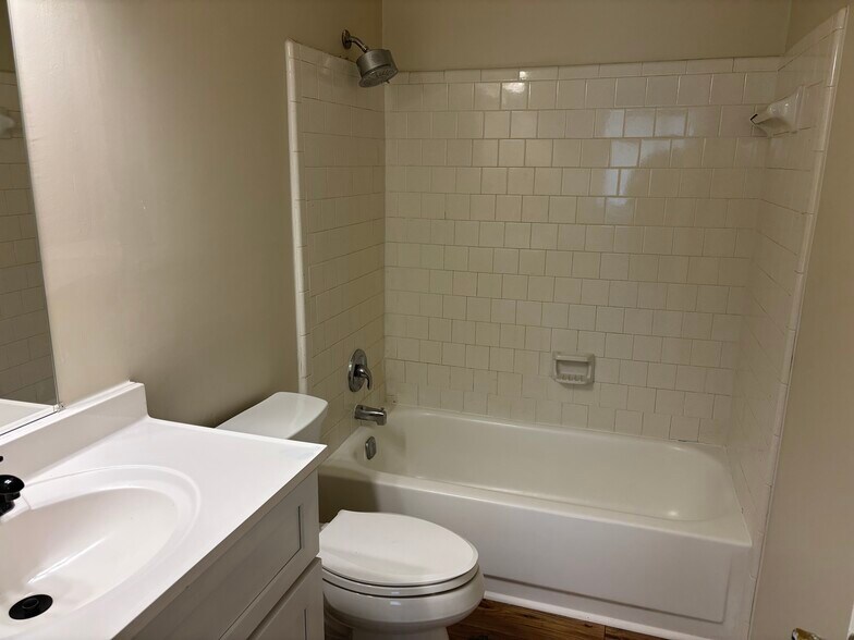 Building Photo - 923 Pine Oak Trl