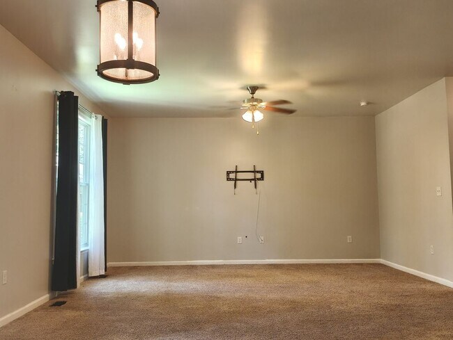 Building Photo - 2913 Lakeview Pkwy