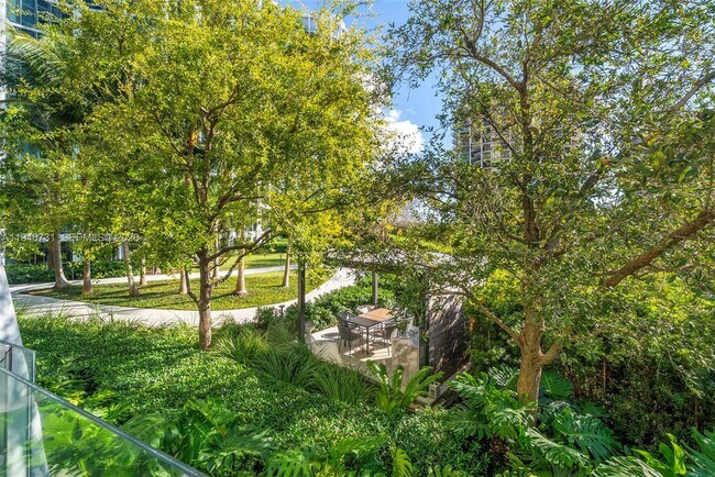 Building Photo - 2831 S Bayshore Dr