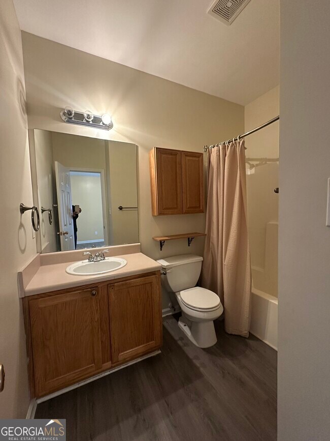 Building Photo - 1943 Oakbluff Way SW